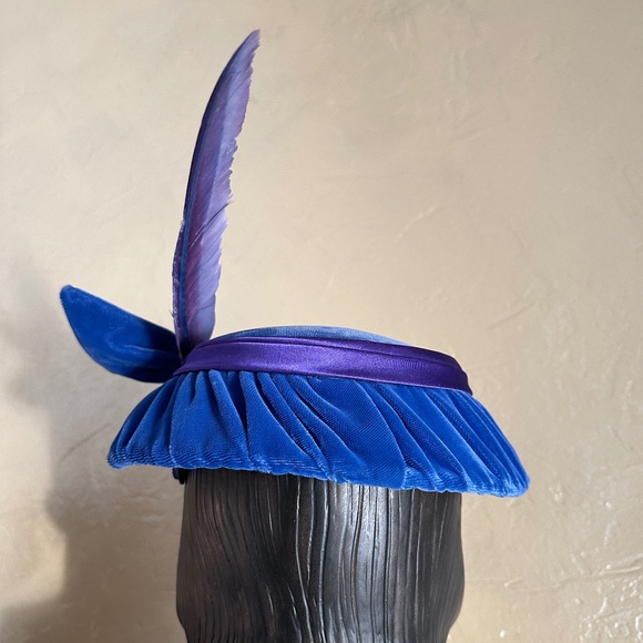CHIC 1950's ROYAL BLUE VELVET & PURPLE SATIN DRAPED PANCAKE HAT WITH FEATHER - Picture 5 of 11